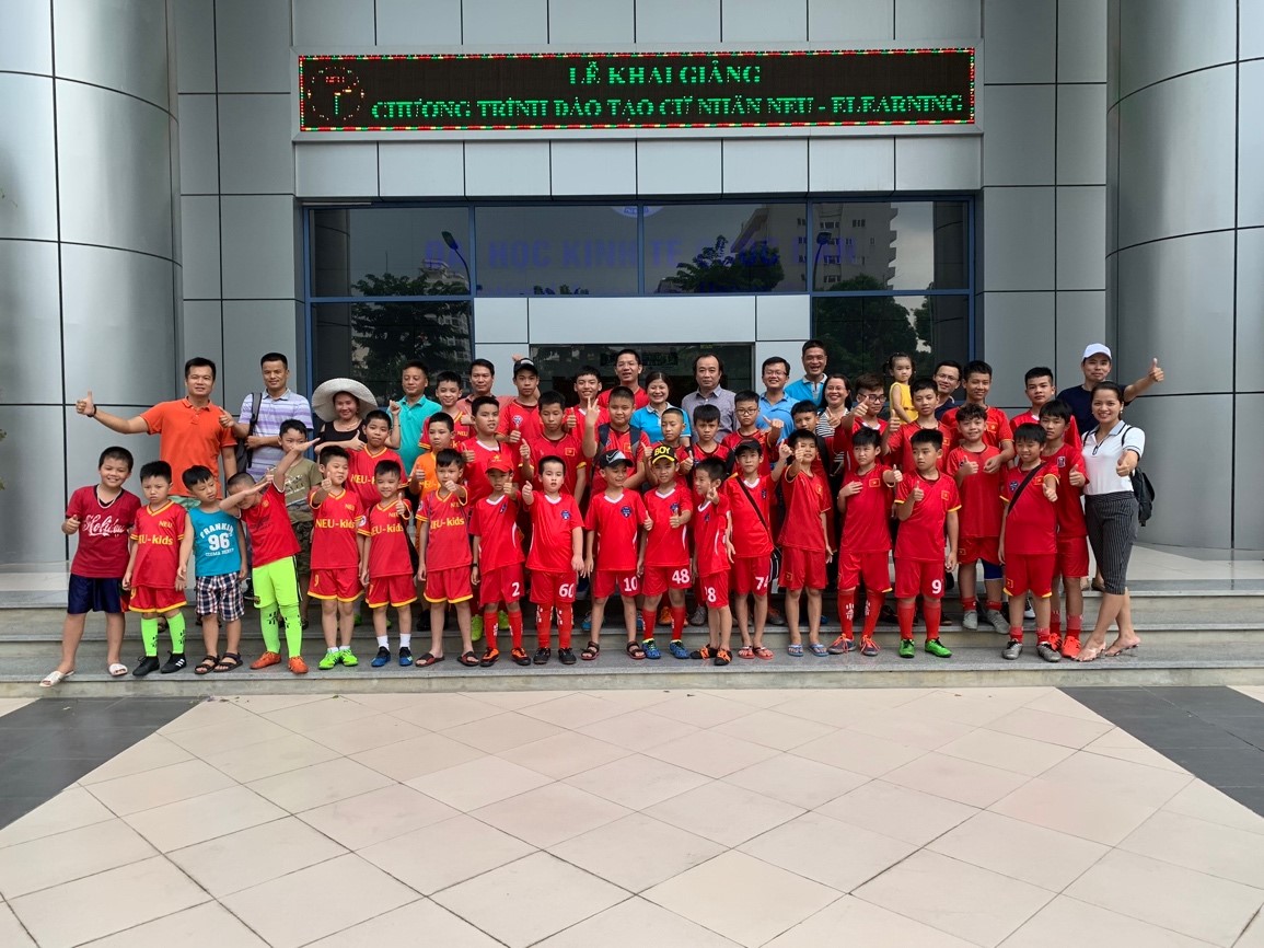 Giao lưu bóng đá nhi đồng tại trường ĐHSPKT Hưng Yên 